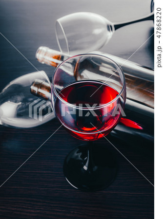 wine glasses and bottles wine glasses and bottles 47868220
