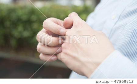 手 両手 手の上 47869512