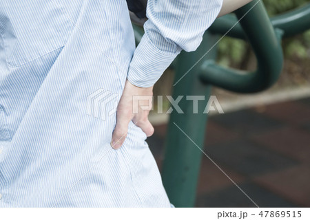 手 両手 手の上 47869515