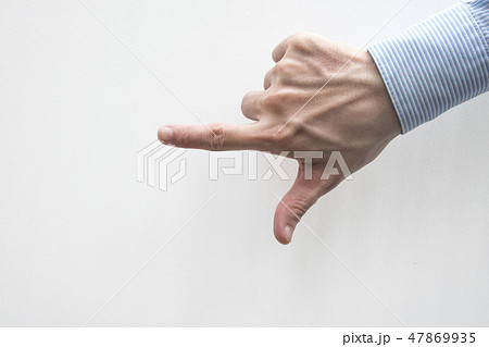 手 両手 手の上 47869935
