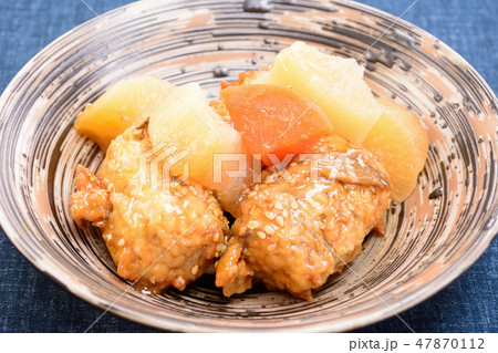 美味しいつくねと大根の煮物 47870112