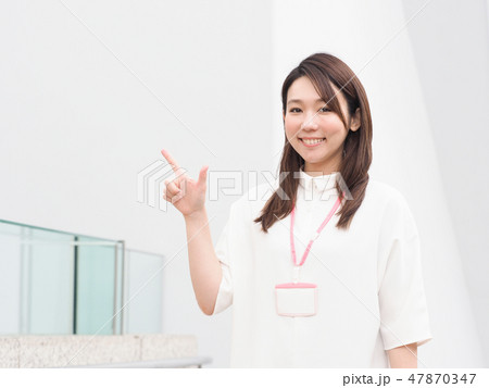 上を指すビジネスウーマン 47870347
