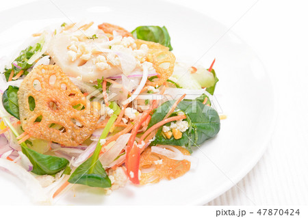 美味しいレンコンと香味野菜のサラダ 美味しいレンコンと香味野菜のサラダ 47870424