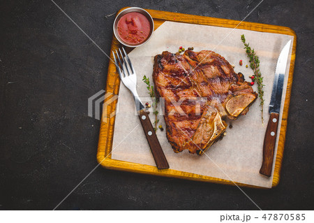 Succulent grilled large t-bone steak Succulent grilled large t-bone steak 47870585