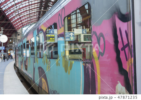 ベルギー　アントワープ　アントワープ中央駅の落書きされた車両 47871235