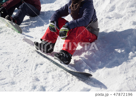 ゲレンデに座る女性 47872196