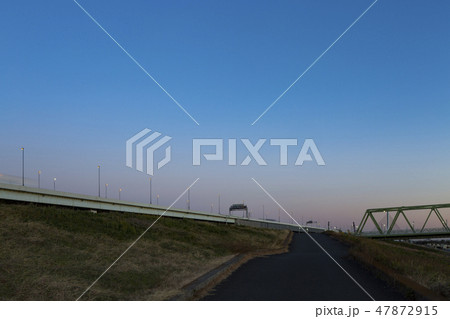 夕方の河川敷 47872915