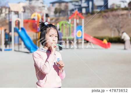 シャボン玉をする女の子 シャボン玉をする女の子 47873652