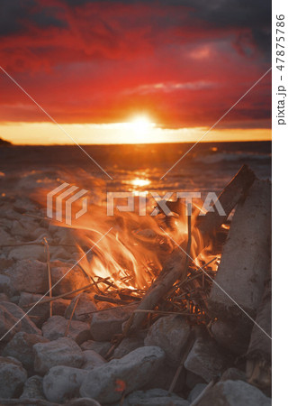 A bonfire burns in a camping i A bonfire burns in a camping i 47875786