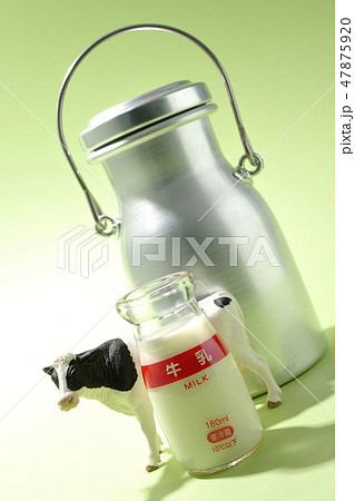ミルクタンクと牛乳と牛 ミルクタンクと牛乳と牛 47875920