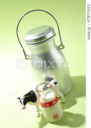 ミルクタンクと牛乳と牛 47875923