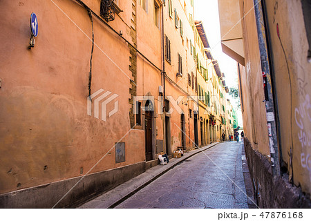 イタリア フィレンツェ市街 路地裏の写真素材