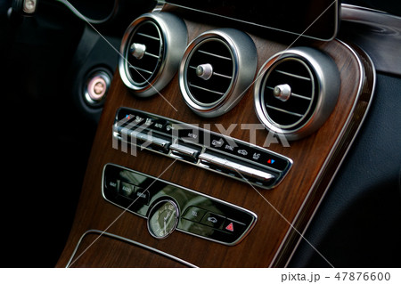Climate control in car. 47876600