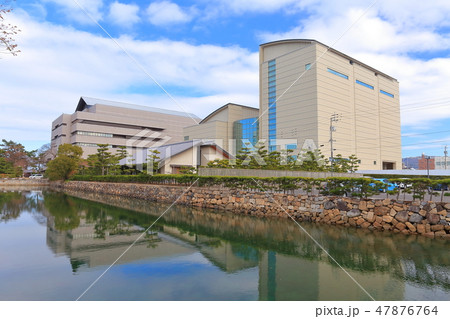 玉藻公園からの香川県県民ホールと香川県立ミュージアム 47876764