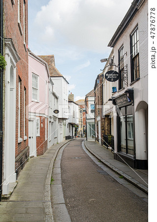 イギリス郊外の街並み パステルカラーと白壁と赤レンガの建物が並ぶ細道の写真素材