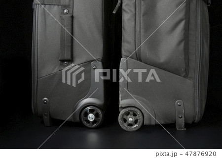 キャリーバッグの車輪、新しいものと使い古されたもの 47876920