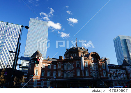 東京駅丸の内駅舎北口と高層ビル群 東京駅丸の内駅舎北口と高層ビル群 47880607
