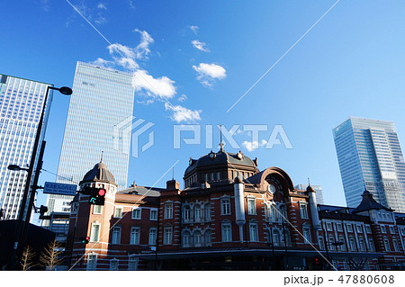 東京駅丸の内駅舎北口と高層ビル群 47880608