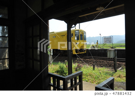田舎の駅の改札 47881432