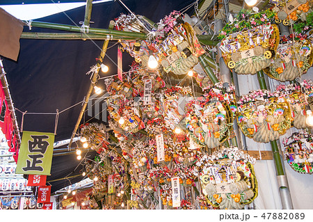 東京都　浅草　鷲神社（おおとりじんじゃ）　熊手商　酉（とり）の市　三の酉 47882089