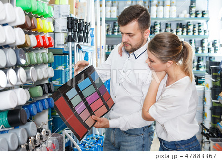 pair choosing color for painting 47883367