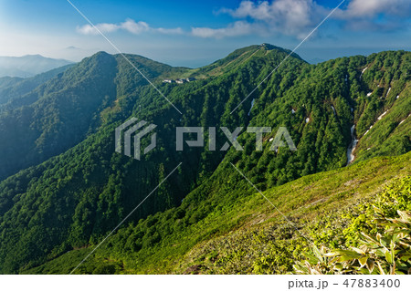 谷川岳・西黒尾根の登りから見る天神平・ロープウェイ駅 谷川岳・西黒尾根の登りから見る天神平・ロープウェイ駅 47883400