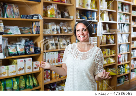 customer buying dietary supplements 47886065
