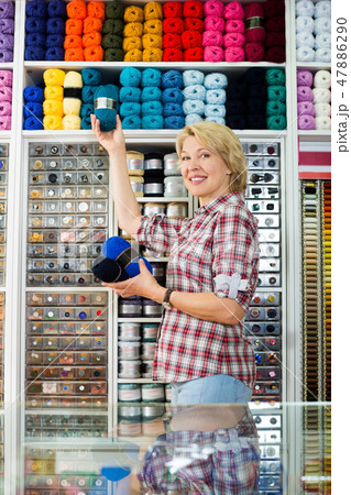 Woman holding yarn balls Woman holding yarn balls 47886290