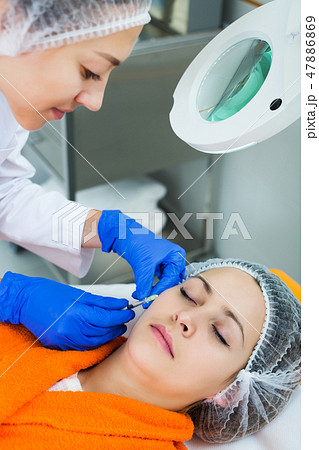 Doctor using injection Doctor using injection 47886869