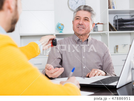 Mature man sign car purchase contract 47886951