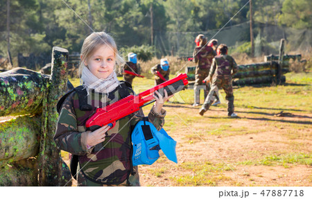 Portrait of joyful tween girl with marker gun 47887718