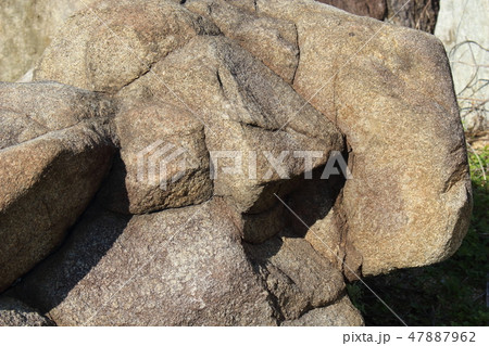 荒い岩肌 47887962