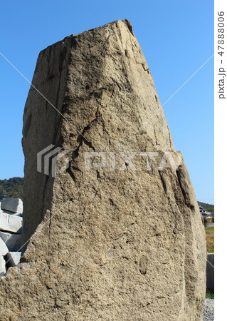 荒い岩肌 47888006