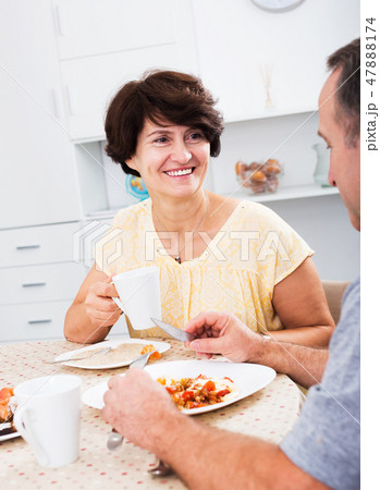 Woman eating lunch with husband 47888174