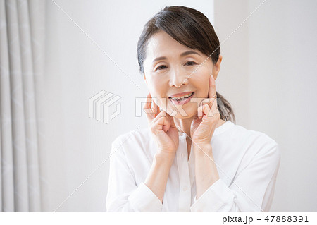 悩む女性 47888391
