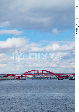 海上から見た神戸大橋 47888710