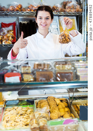 Saleswoman posing with cookies 47889492