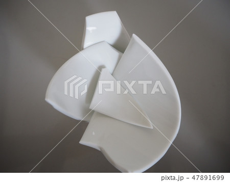 割れた白い陶器のコップ 割れた白い陶器のコップ 47891699