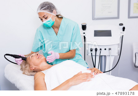 Beautician doing cryoliposuction 47893178