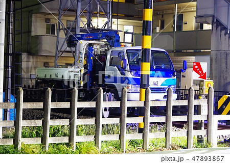 深夜に活動する西武線の軌道トラック(軌陸車) 47893867