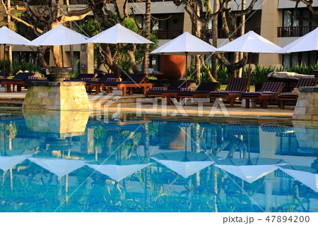 朝のプールサイド 朝のプールサイド 47894200