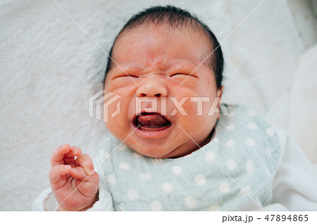 新生児 赤ちゃん 泣き顔 泣くの写真素材