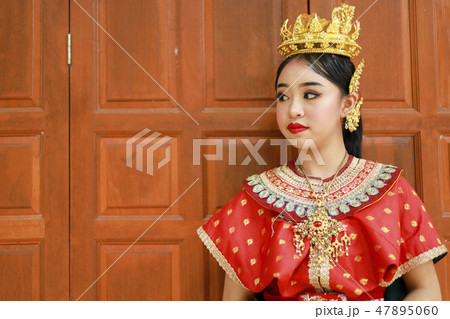 Thai teenage girls in traditional Thai costumes 47895060