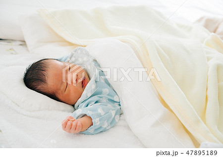 新生児 赤ちゃん 寝顔 男の子 47895189