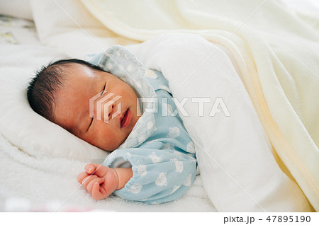 新生児 赤ちゃん 寝顔 男の子の写真素材