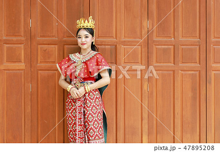 Thai teenage girls in traditional Thai costumes Thai teenage girls in traditional Thai costumes 47895208