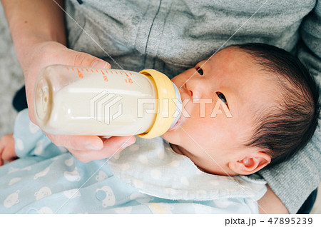 授乳 ミルク 哺乳瓶 赤ちゃん 新生児 イクメンの写真素材