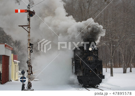 雪の中を走る蒸気機関車の写真素材 [47895578] - PIXTA
