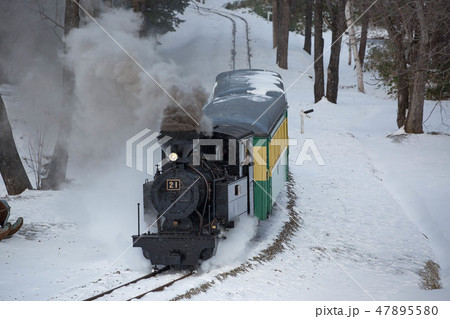 雪の中を走る蒸気機関車 雪の中を走る蒸気機関車 47895580