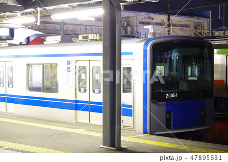 深夜の拝島駅に停留する西武線 47895631